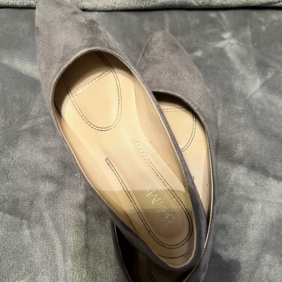 Grey Flats - Picture 2 of 2